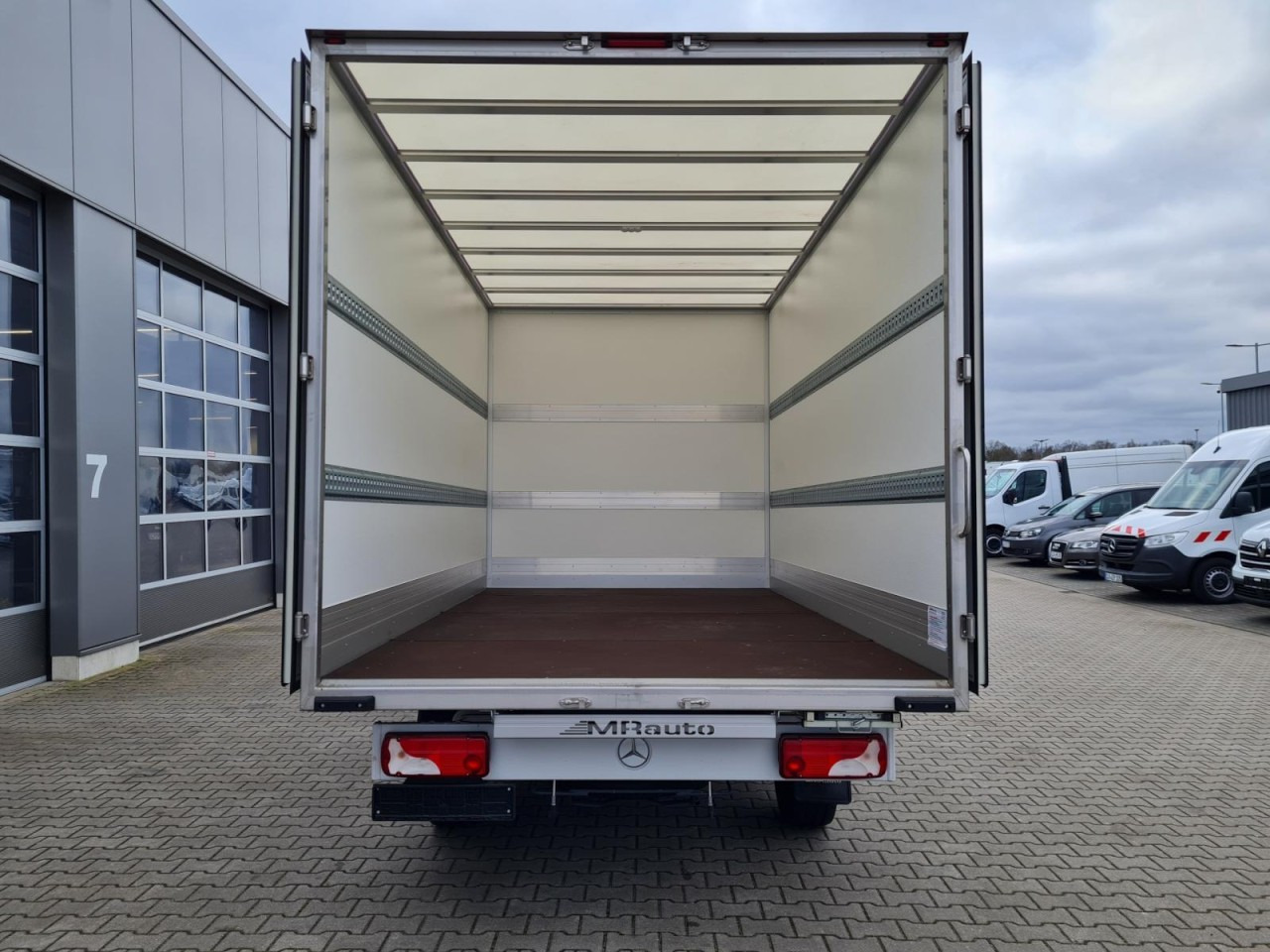 Mercedes-Benz Sprinter 315 Koffer lang MBux KLIMA NAVI TEMPOMAT - Furgonas su krovinių dėže: foto 5 Mercedes-Benz Sprinter 315 Koffer lang MBux KLIMA NAVI TEMPOMAT - Furgonas su krovinių dėže: foto 5