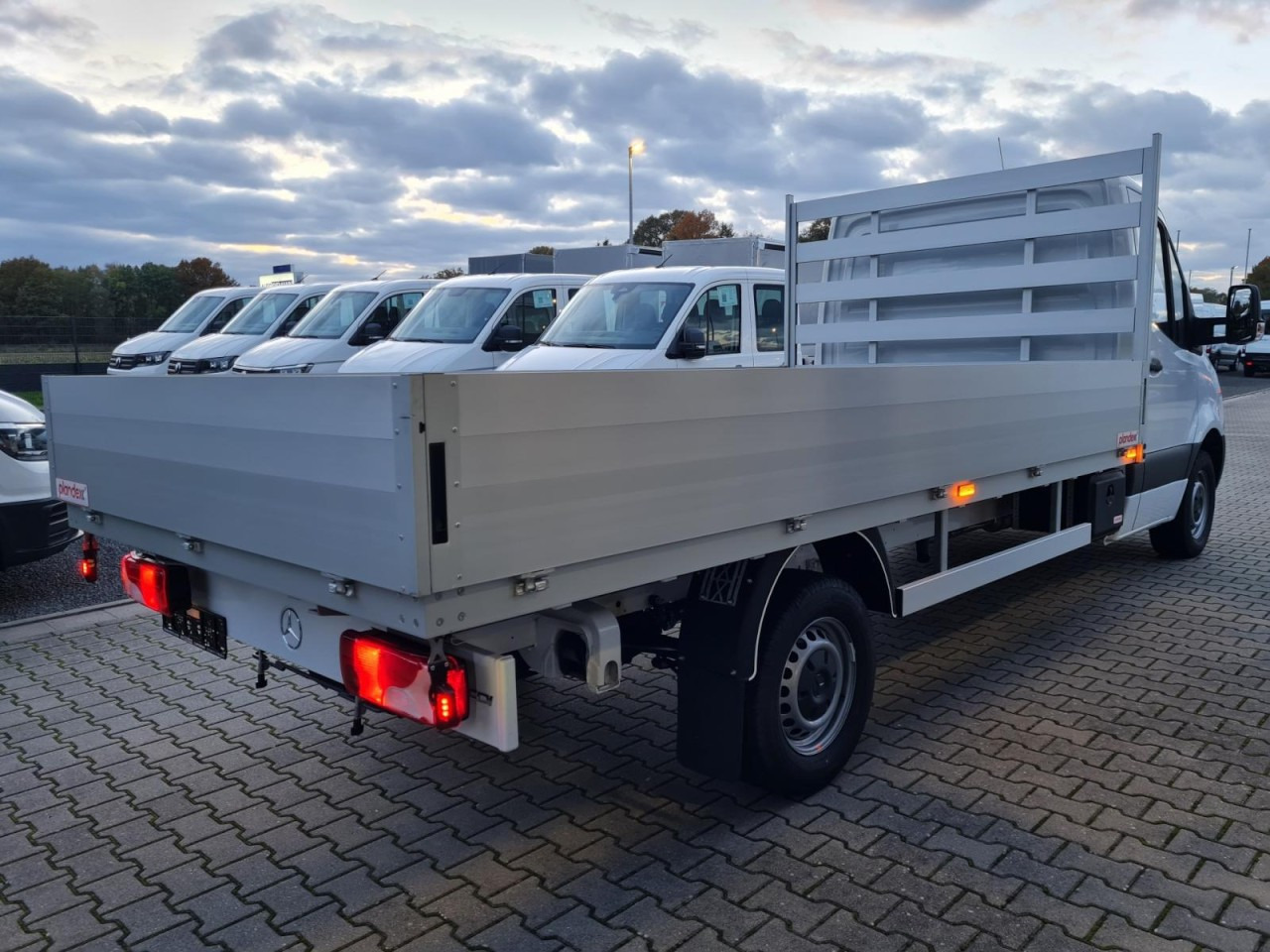 Mercedes-Benz Sprinter 317 CDI Pritsche L3 lang RWD KLIMA TEMPOMAT - Bortinis automobilis: foto 4 Mercedes-Benz Sprinter 317 CDI Pritsche L3 lang RWD KLIMA TEMPOMAT - Bortinis automobilis: foto 4