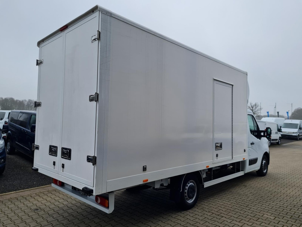 Renault Master 3.5t Möbel Koffer mit 10 Pal. Plätze TEMPOMAT - Furgonas su krovinių dėže: foto 4 Renault Master 3.5t Möbel Koffer mit 10 Pal. Plätze TEMPOMAT - Furgonas su krovinių dėže: foto 4