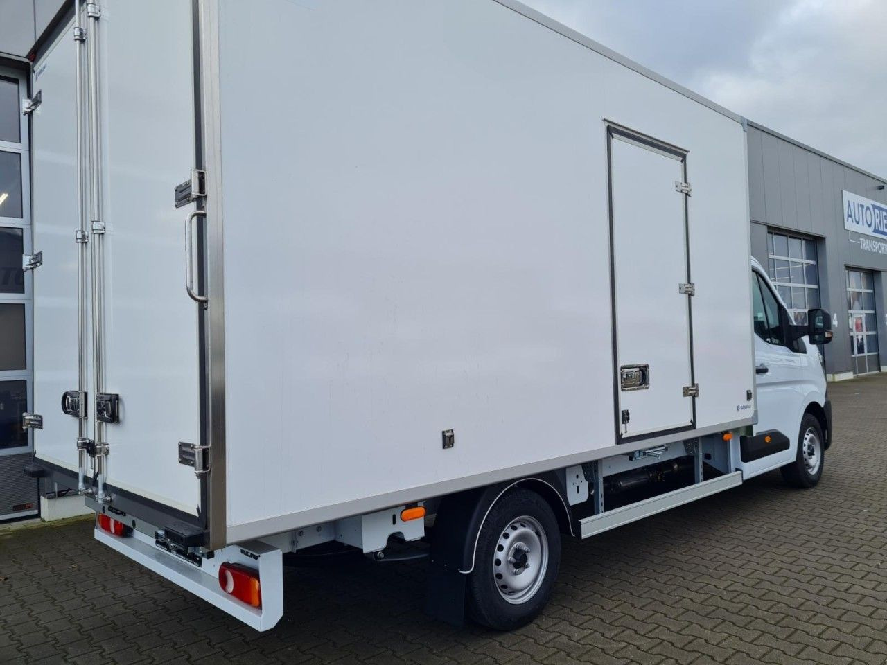 Renault Master 35 New Möbel Koffer KLIMA KAMERA TEMPOMAT - Furgonas su krovinių dėže: foto 5 Renault Master 35 New Möbel Koffer KLIMA KAMERA TEMPOMAT - Furgonas su krovinių dėže: foto 5