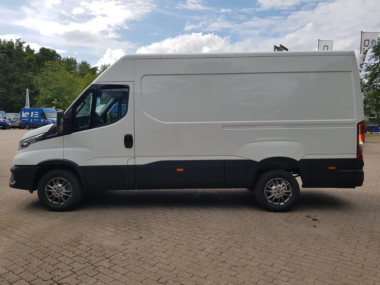 Iveco Daily 35S18HA8 V 3520L mit AHK, Rückfahrkamer... - Krovininis mikroautobusas: foto 2 Iveco Daily 35S18HA8 V 3520L mit AHK, Rückfahrkamer... - Krovininis mikroautobusas: foto 2