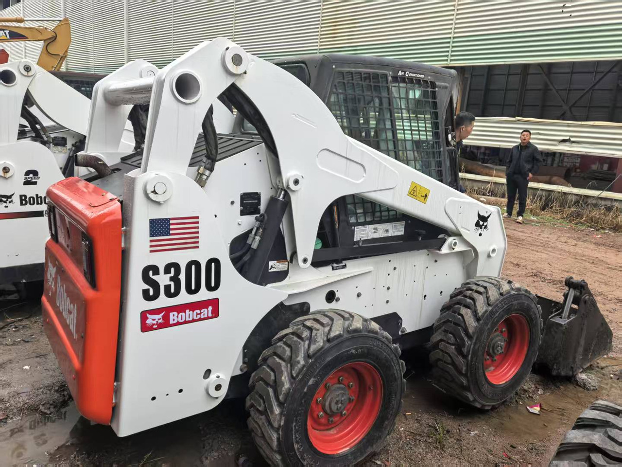 Bobcat S300 - Mini krautuvas: foto 1 Bobcat S300 - Mini krautuvas: foto 1