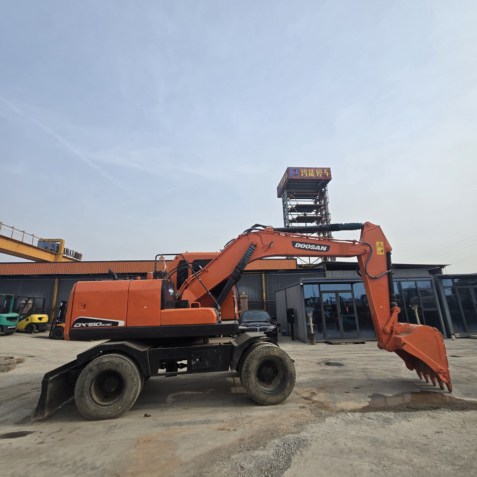 DOOSAN DX150W - Ratinis ekskavatorius: foto 4 DOOSAN DX150W - Ratinis ekskavatorius: foto 4