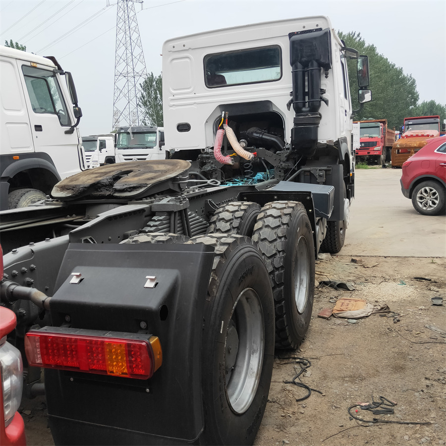 Sinotruk HOWO 420 tractor - Mini savivartis: foto 2 Sinotruk HOWO 420 tractor - Mini savivartis: foto 2