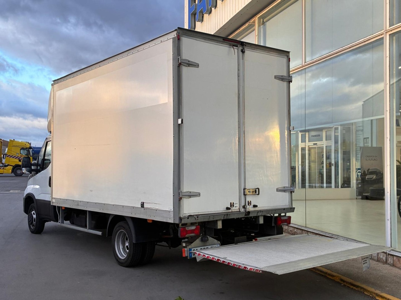 Caja cerrada IVECO 35C14 20m3 con puertas traseras y rampa elevadora - Furgonas su krovinių dėže: foto 4 Caja cerrada IVECO 35C14 20m3 con puertas traseras y rampa elevadora - Furgonas su krovinių dėže: foto 4