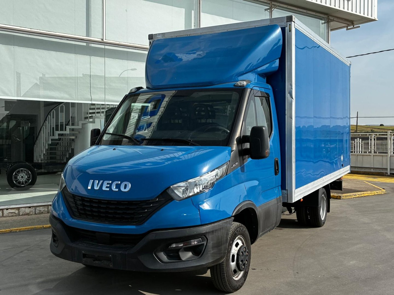 Caja cerrada IVECO 35C16 20m3 - Furgonas su krovinių dėže: foto 1 Caja cerrada IVECO 35C16 20m3 - Furgonas su krovinių dėže: foto 1