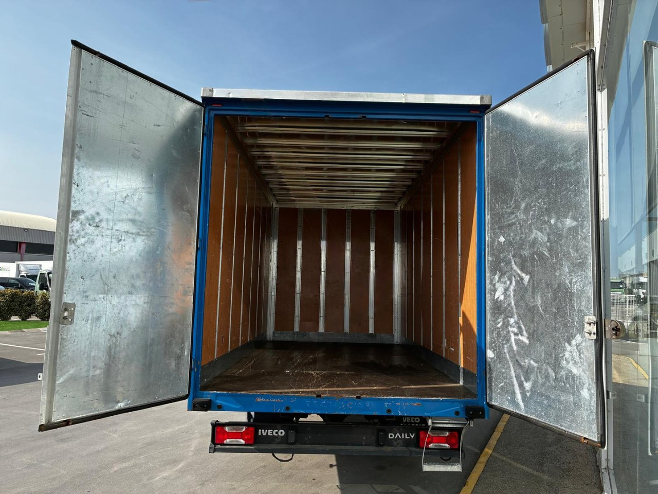 Caja cerrada IVECO 35C16 20m3 - Furgonas su krovinių dėže: foto 5 Caja cerrada IVECO 35C16 20m3 - Furgonas su krovinių dėže: foto 5