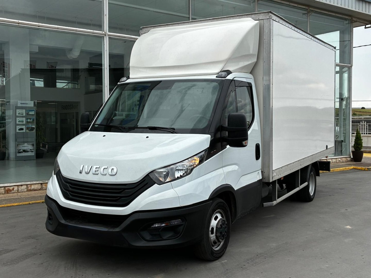 Caja cerrada IVECO 35C16 3.0 20m3 - Furgonas su krovinių dėže: foto 1 Caja cerrada IVECO 35C16 3.0 20m3 - Furgonas su krovinių dėže: foto 1