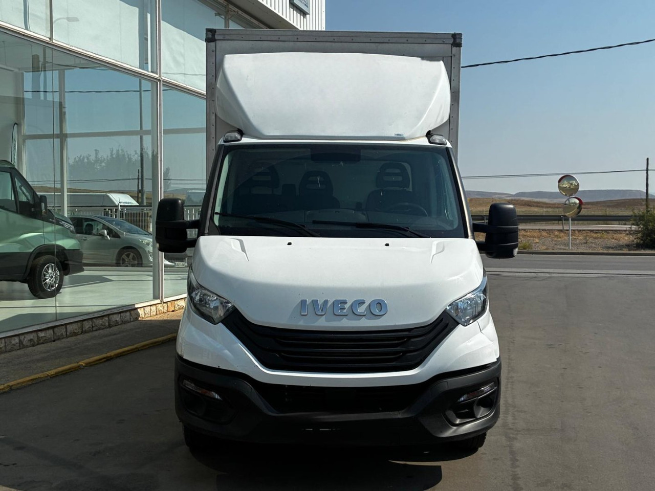 Caja cerrada IVECO 35C16 3.0 20m3 - Furgonas su krovinių dėže: foto 2 Caja cerrada IVECO 35C16 3.0 20m3 - Furgonas su krovinių dėže: foto 2