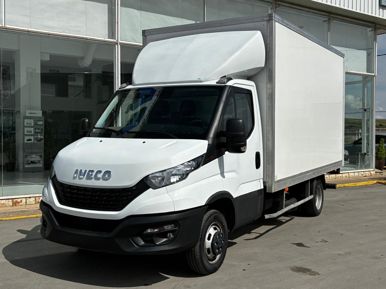 Caja cerrada IVECO 35C16 3.0 20m3 - Furgonas su krovinių dėže: foto 1 Caja cerrada IVECO 35C16 3.0 20m3 - Furgonas su krovinių dėže: foto 1