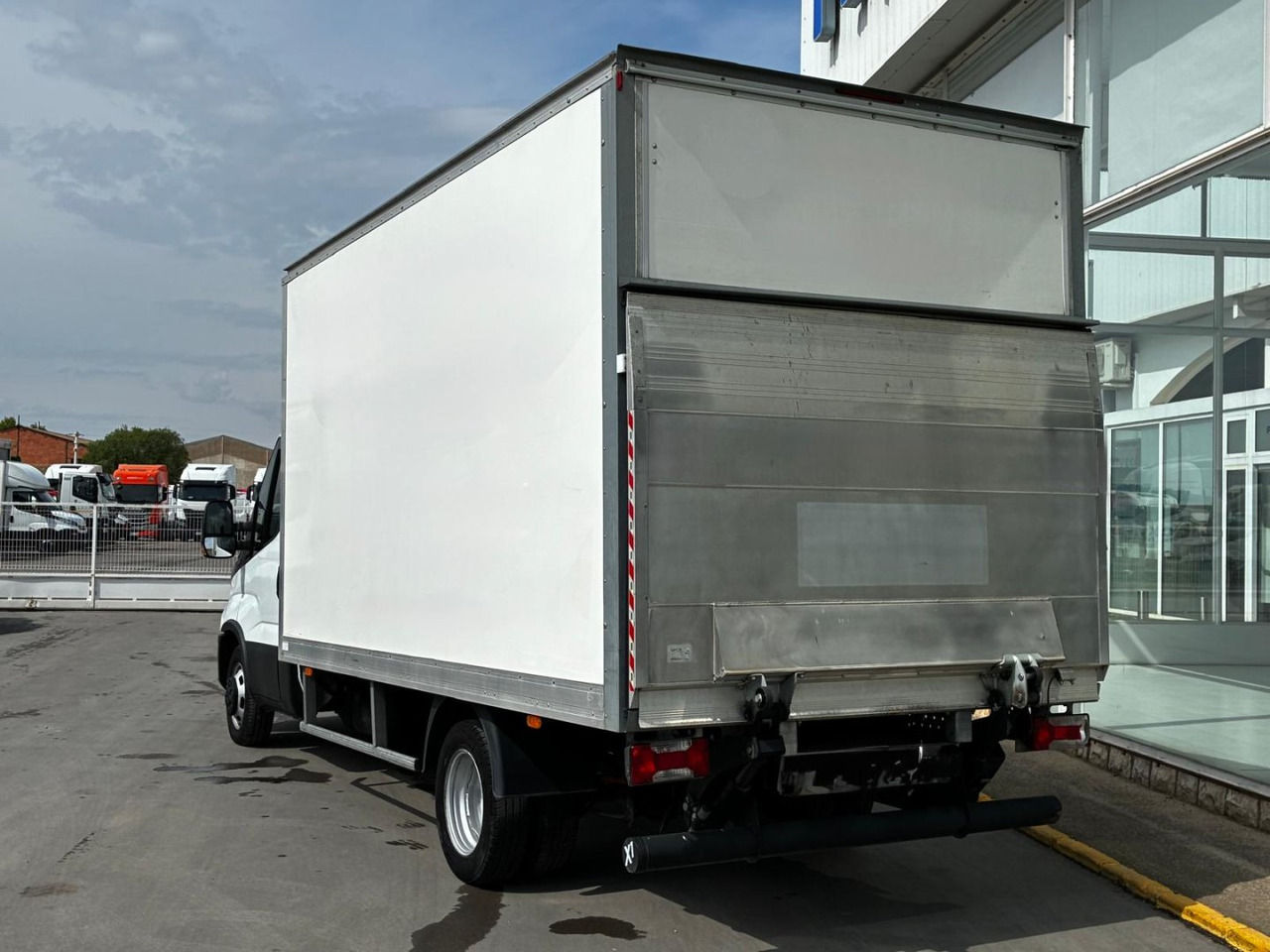 Caja cerrada IVECO 35C16 3.0 20m3 - Furgonas su krovinių dėže: foto 4 Caja cerrada IVECO 35C16 3.0 20m3 - Furgonas su krovinių dėže: foto 4