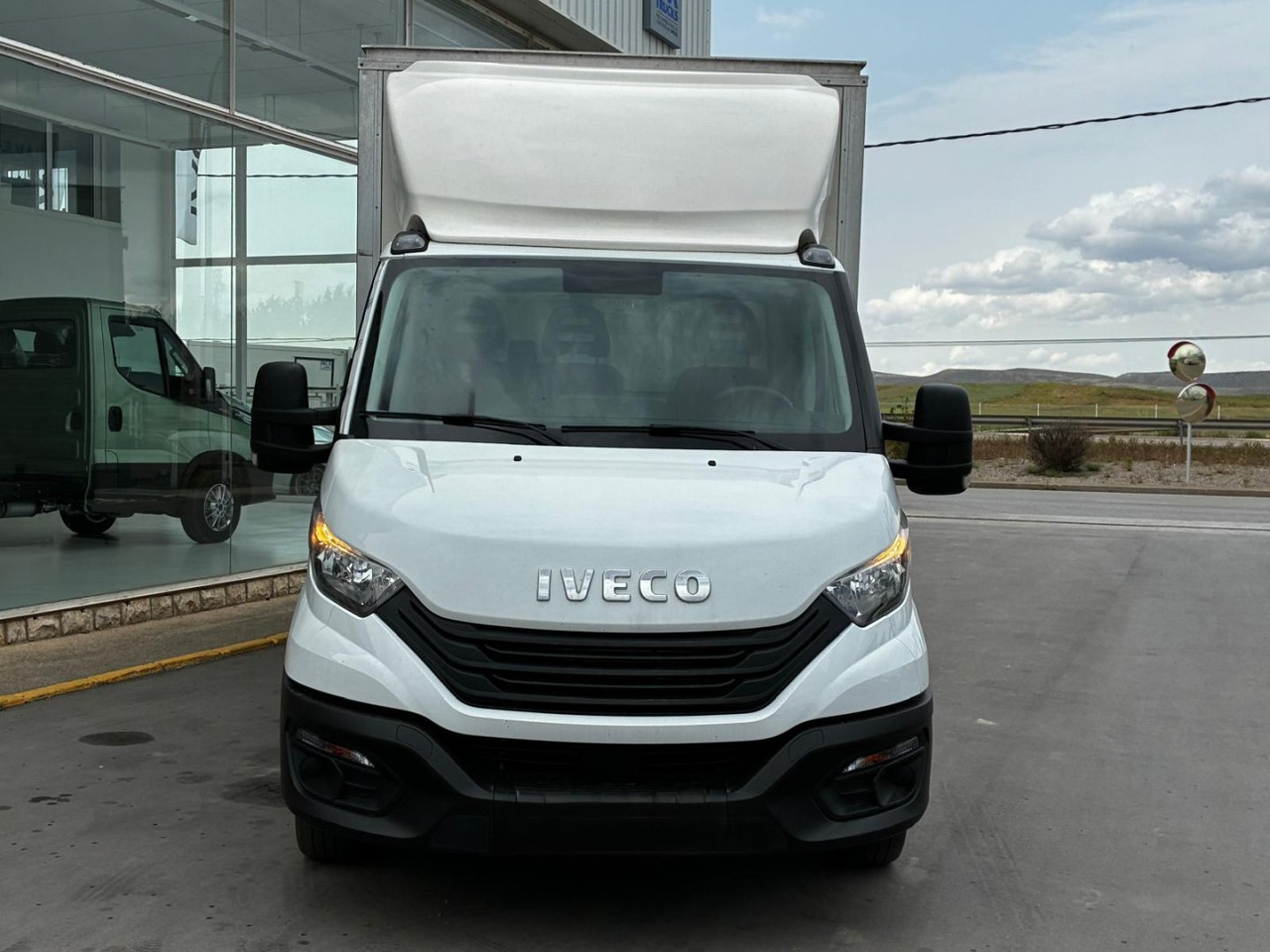 Caja cerrada IVECO 35C16 3.0 20m3 - Furgonas su krovinių dėže: foto 2 Caja cerrada IVECO 35C16 3.0 20m3 - Furgonas su krovinių dėže: foto 2