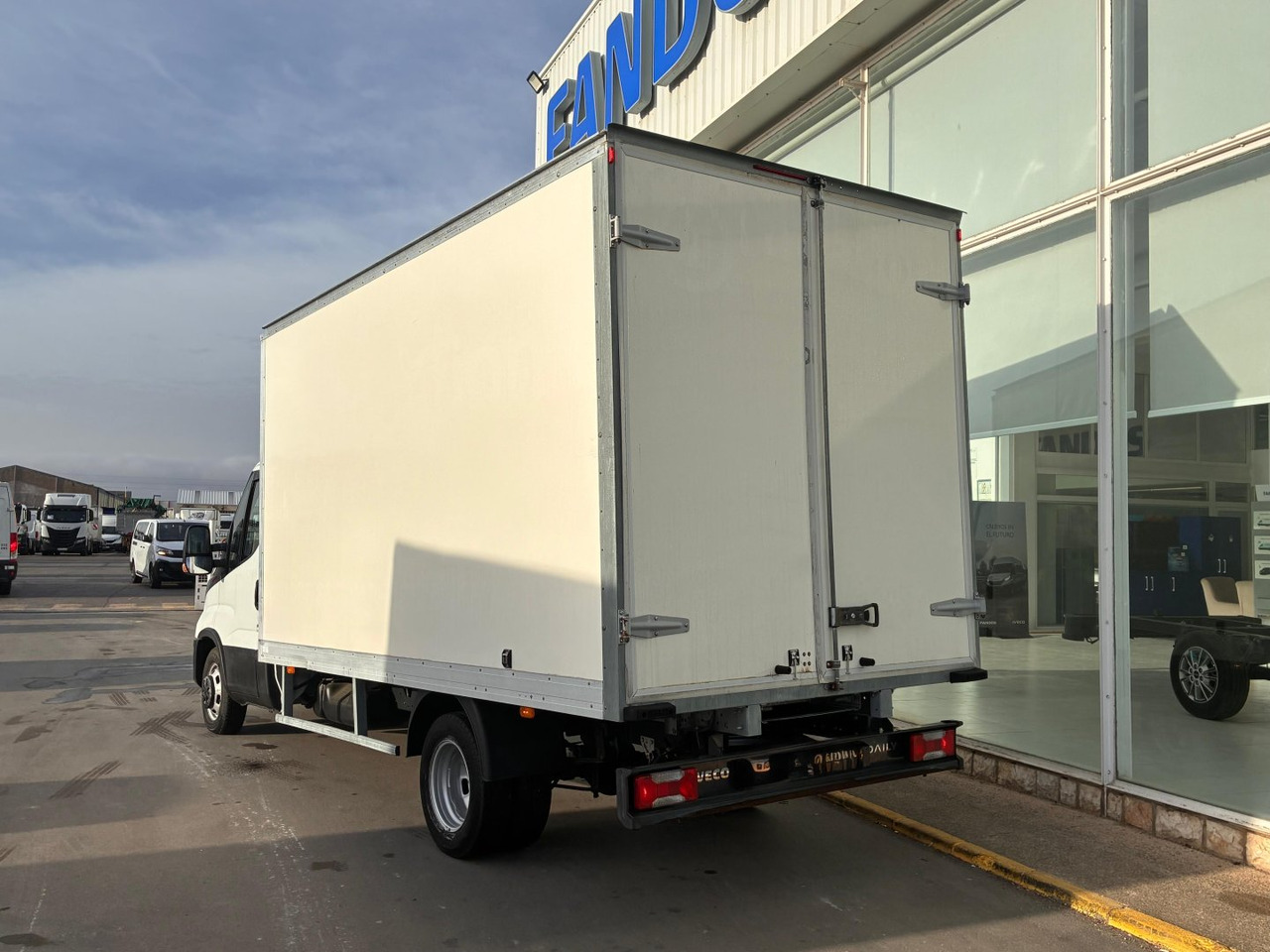 Caja cerrada IVECO 35C16 3.0 20m3 con puertas traseras - Furgonas su krovinių dėže: foto 4 Caja cerrada IVECO 35C16 3.0 20m3 con puertas traseras - Furgonas su krovinių dėže: foto 4
