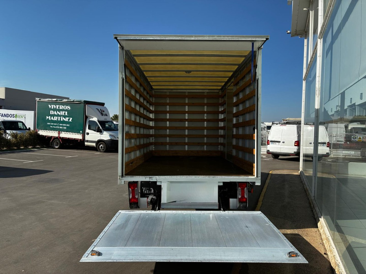 Caja cerrada con plataforma elevadora IVECO 35C14 20m3 - Furgonas su krovinių dėže: foto 5 Caja cerrada con plataforma elevadora IVECO 35C14 20m3 - Furgonas su krovinių dėže: foto 5