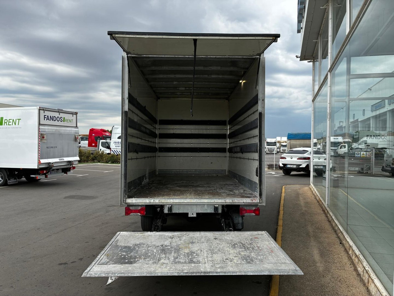 Caja cerrada con plataforma elevadora IVECO 35C16 20m3 - Furgonas su krovinių dėže: foto 4 Caja cerrada con plataforma elevadora IVECO 35C16 20m3 - Furgonas su krovinių dėže: foto 4