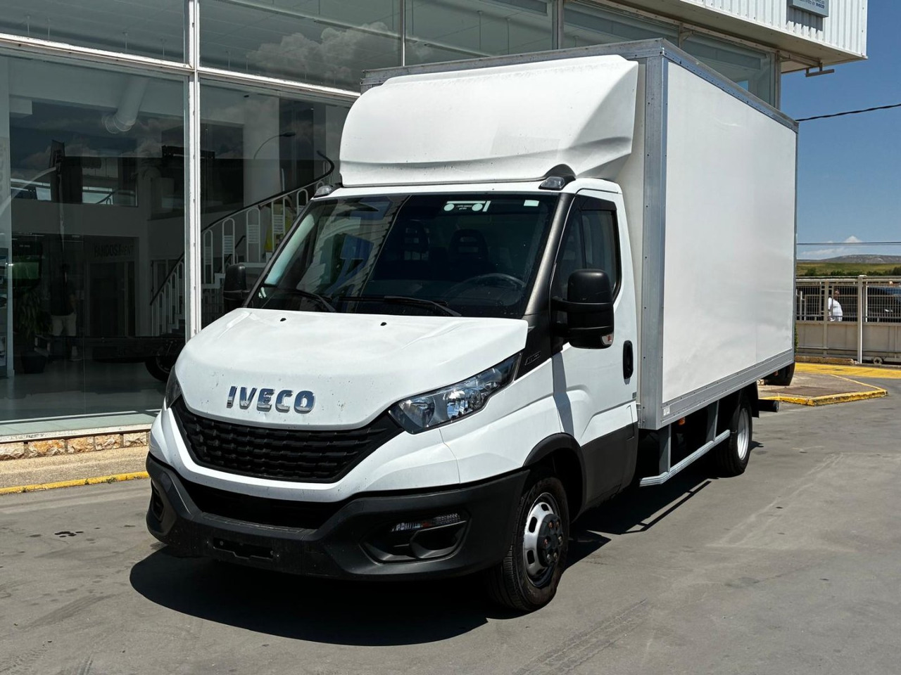 Caja cerrada con plataforma elevadora IVECO 35C16 20m3 - Furgonas su krovinių dėže: foto 1 Caja cerrada con plataforma elevadora IVECO 35C16 20m3 - Furgonas su krovinių dėže: foto 1