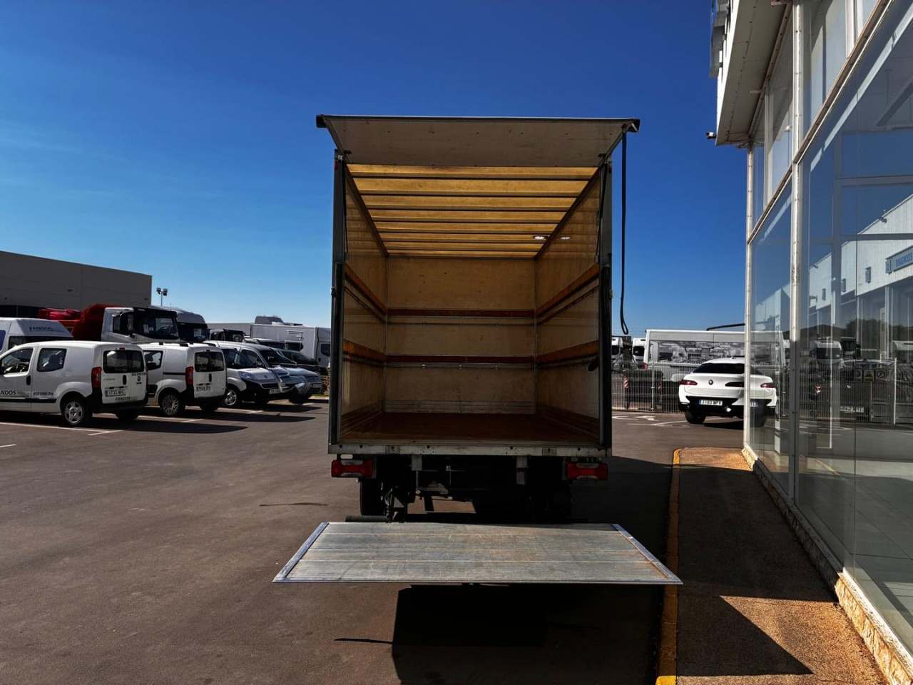 Caja cerrada con plataforma elevadora IVECO 35C16 20m3 - Furgonas su krovinių dėže: foto 5 Caja cerrada con plataforma elevadora IVECO 35C16 20m3 - Furgonas su krovinių dėže: foto 5