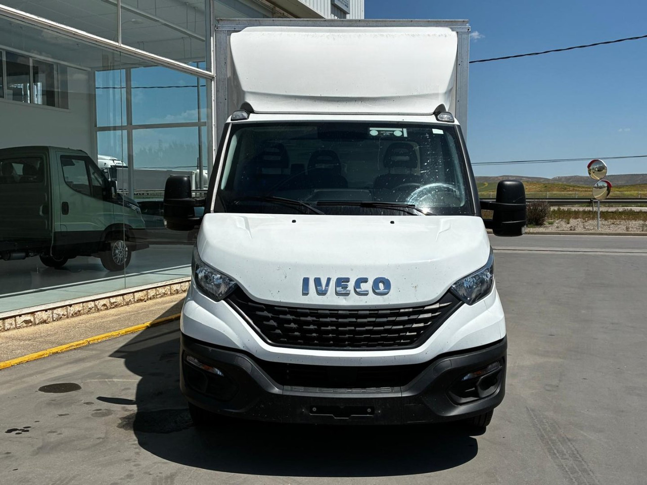 Caja cerrada con plataforma elevadora IVECO 35C16 20m3 - Furgonas su krovinių dėže: foto 2 Caja cerrada con plataforma elevadora IVECO 35C16 20m3 - Furgonas su krovinių dėže: foto 2