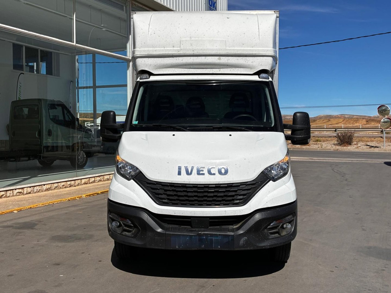 Caja cerrada con plataforma elevadora IVECO 35C16 20m3 con puerta lateral - Furgonas su krovinių dėže: foto 2 Caja cerrada con plataforma elevadora IVECO 35C16 20m3 con puerta lateral - Furgonas su krovinių dėže: foto 2