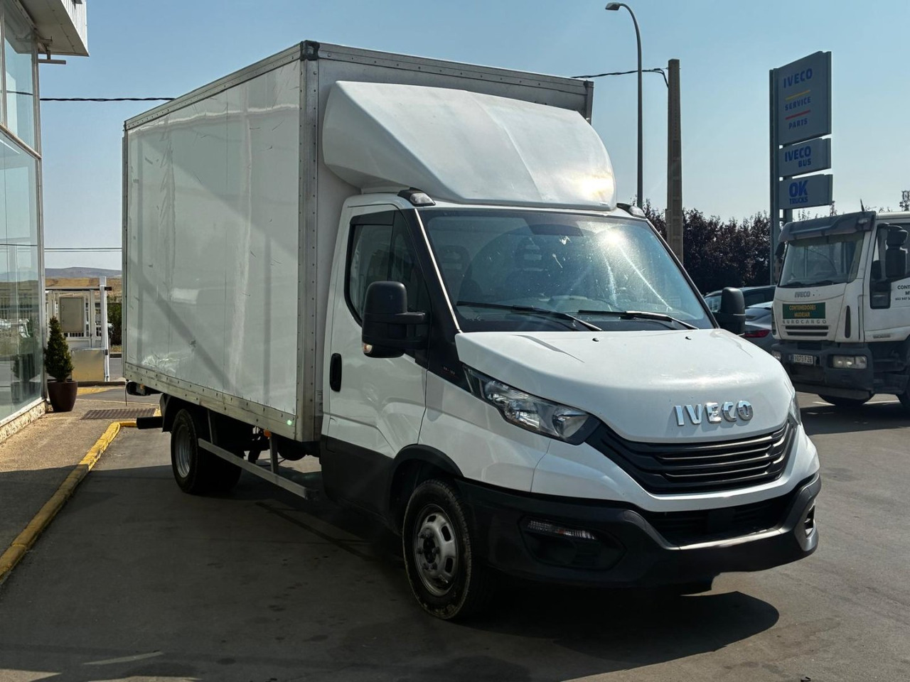 Caja cerrada con plataforma elevadora IVECO 35C16 3.0 20m3 - Furgonas su krovinių dėže: foto 3 Caja cerrada con plataforma elevadora IVECO 35C16 3.0 20m3 - Furgonas su krovinių dėže: foto 3