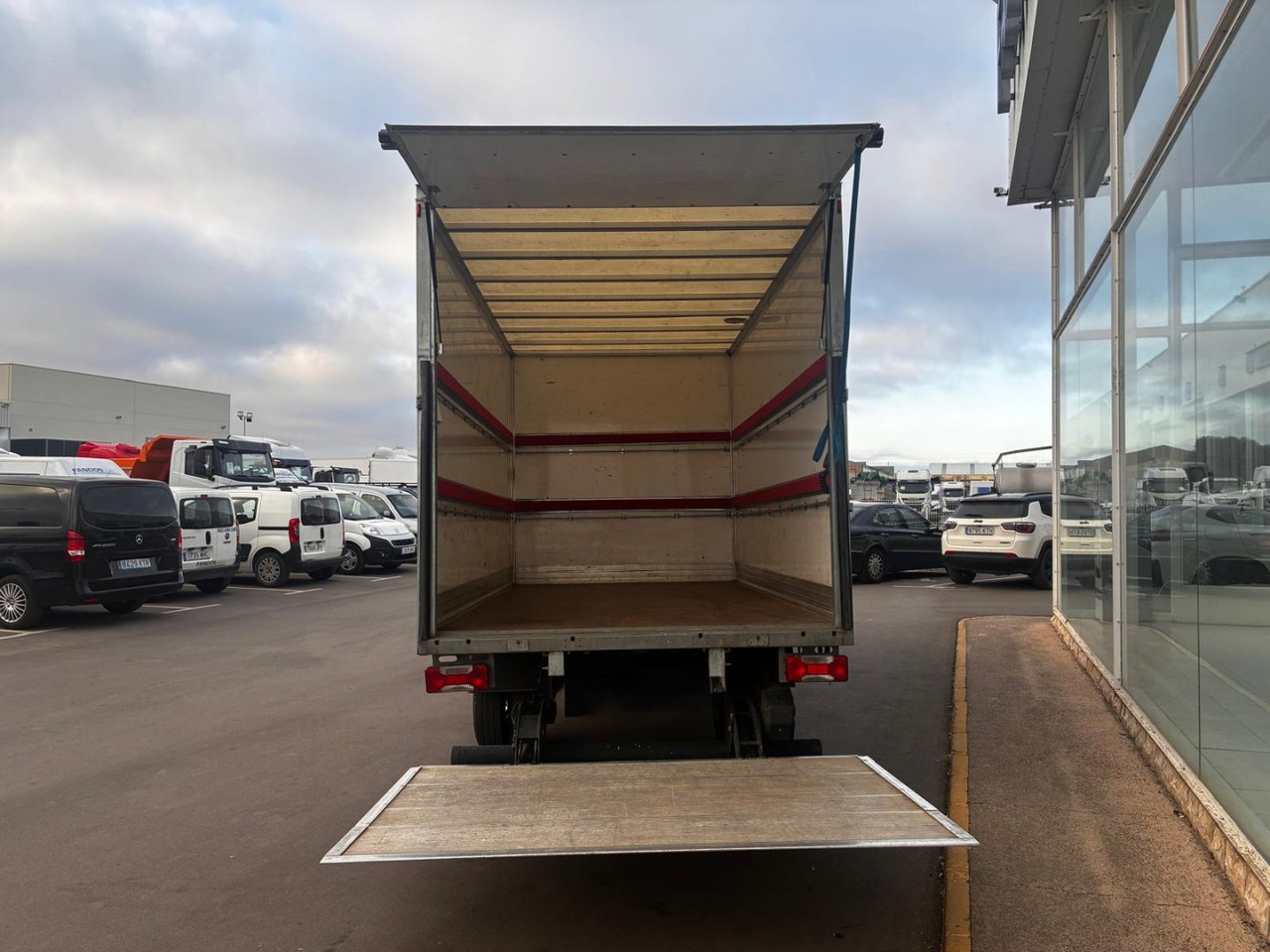 Caja cerrada con plataforma elevadora IVECO 35C16 3.0 20m3 - Furgonas su krovinių dėže: foto 5 Caja cerrada con plataforma elevadora IVECO 35C16 3.0 20m3 - Furgonas su krovinių dėže: foto 5