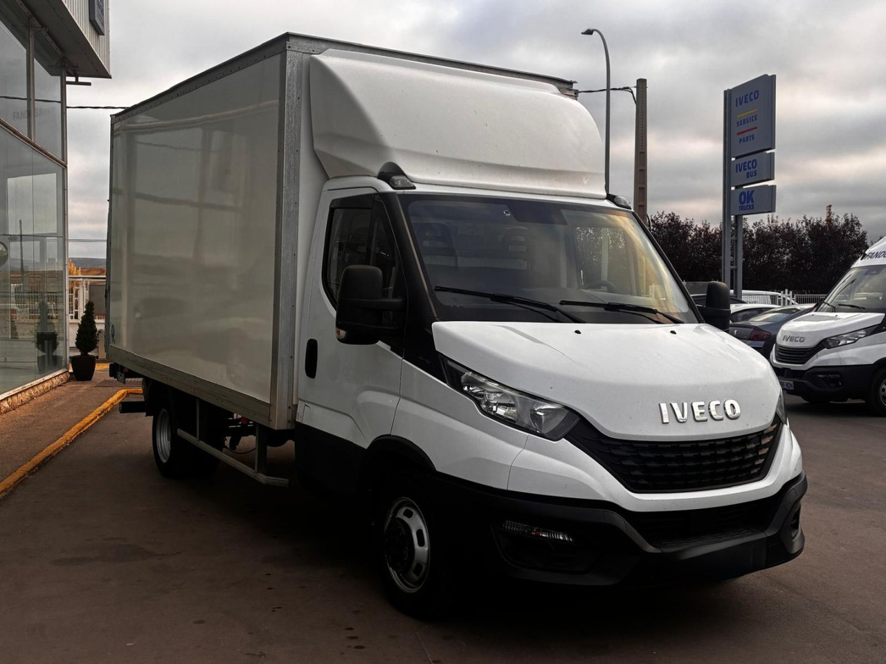 Caja cerrada con plataforma elevadora IVECO 35C16 3.0 20m3 - Furgonas su krovinių dėže: foto 3 Caja cerrada con plataforma elevadora IVECO 35C16 3.0 20m3 - Furgonas su krovinių dėže: foto 3