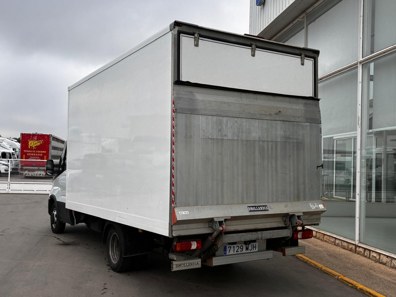Caja cerrada con plataforma elevadora IVECO 35C16 3.0 20m3 con puerta lateral - Furgonas su krovinių dėže: foto 4 Caja cerrada con plataforma elevadora IVECO 35C16 3.0 20m3 con puerta lateral - Furgonas su krovinių dėže: foto 4