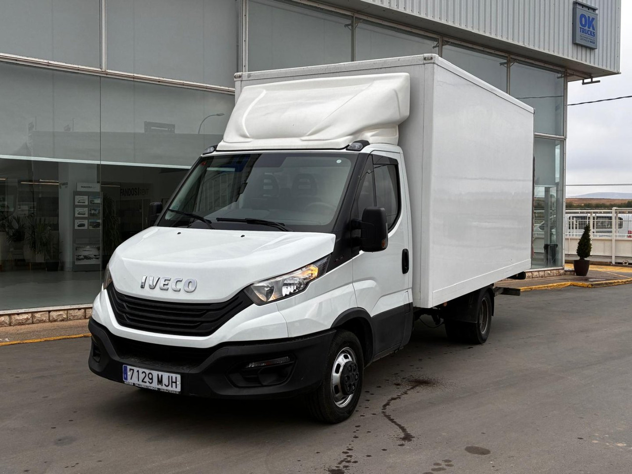 Caja cerrada con plataforma elevadora IVECO 35C16 3.0 20m3 con puerta lateral - Furgonas su krovinių dėže: foto 1 Caja cerrada con plataforma elevadora IVECO 35C16 3.0 20m3 con puerta lateral - Furgonas su krovinių dėže: foto 1