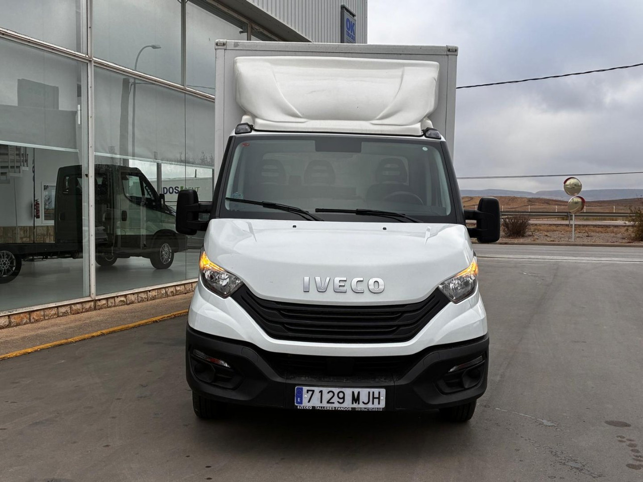 Caja cerrada con plataforma elevadora IVECO 35C16 3.0 20m3 con puerta lateral - Furgonas su krovinių dėže: foto 2 Caja cerrada con plataforma elevadora IVECO 35C16 3.0 20m3 con puerta lateral - Furgonas su krovinių dėže: foto 2