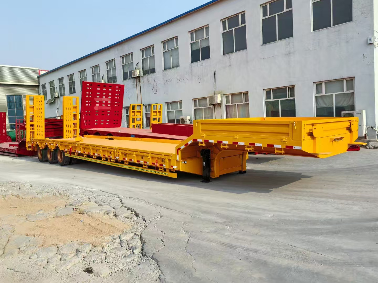 13M Low Bed Semi Trailer | 3 Axles | Heavy Duty Lowboy for Construction Machinery Transport - Žemo profilio platforma puspriekabė: foto 3 13M Low Bed Semi Trailer | 3 Axles | Heavy Duty Lowboy for Construction Machinery Transport - Žemo profilio platforma puspriekabė: foto 3