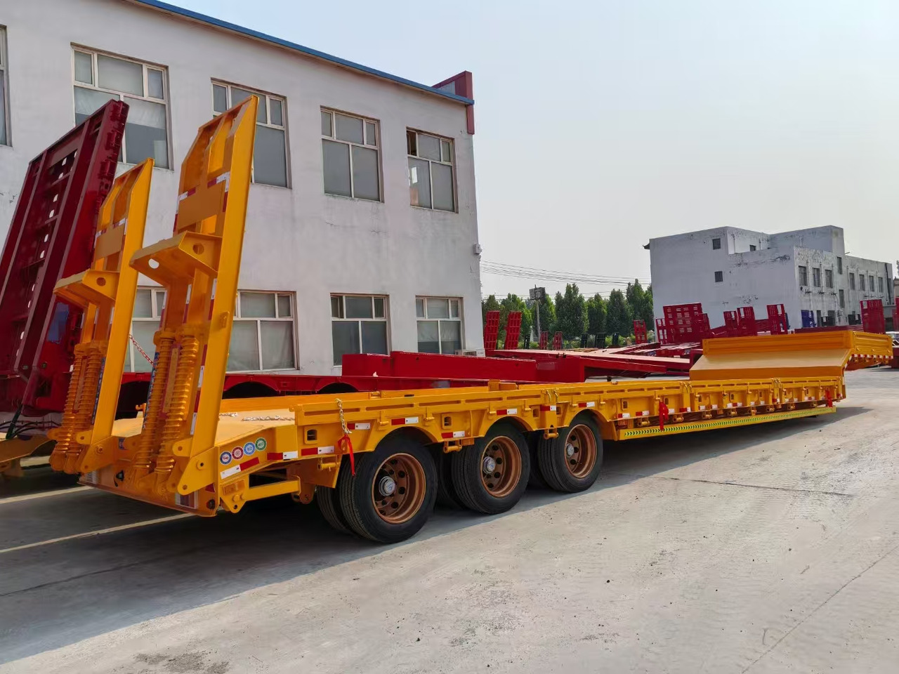 13M Low Bed Semi Trailer | 3 Axles | Heavy Duty Lowboy for Construction Machinery Transport - Žemo profilio platforma puspriekabė: foto 2 13M Low Bed Semi Trailer | 3 Axles | Heavy Duty Lowboy for Construction Machinery Transport - Žemo profilio platforma puspriekabė: foto 2