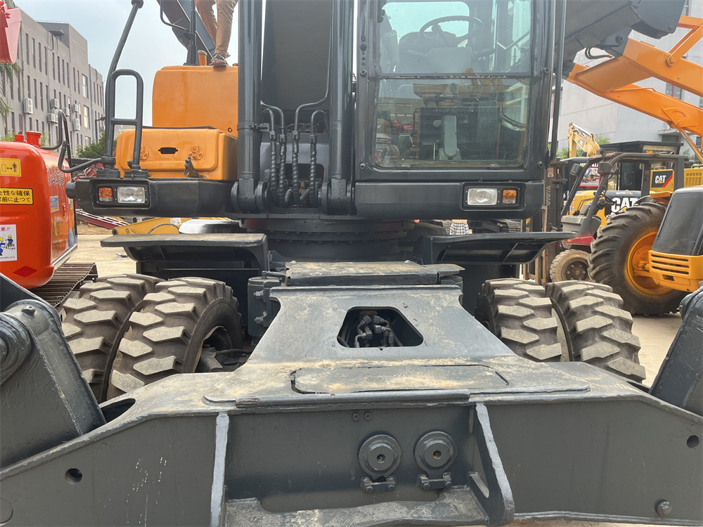 HYUNDAI 210W-9S 210W-9 T - Ratinis ekskavatorius: foto 3 HYUNDAI 210W-9S 210W-9 T - Ratinis ekskavatorius: foto 3