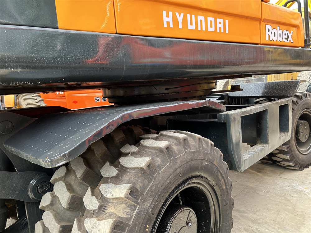 HYUNDAI 210W-9S 210W-9 T - Ratinis ekskavatorius: foto 4 HYUNDAI 210W-9S 210W-9 T - Ratinis ekskavatorius: foto 4