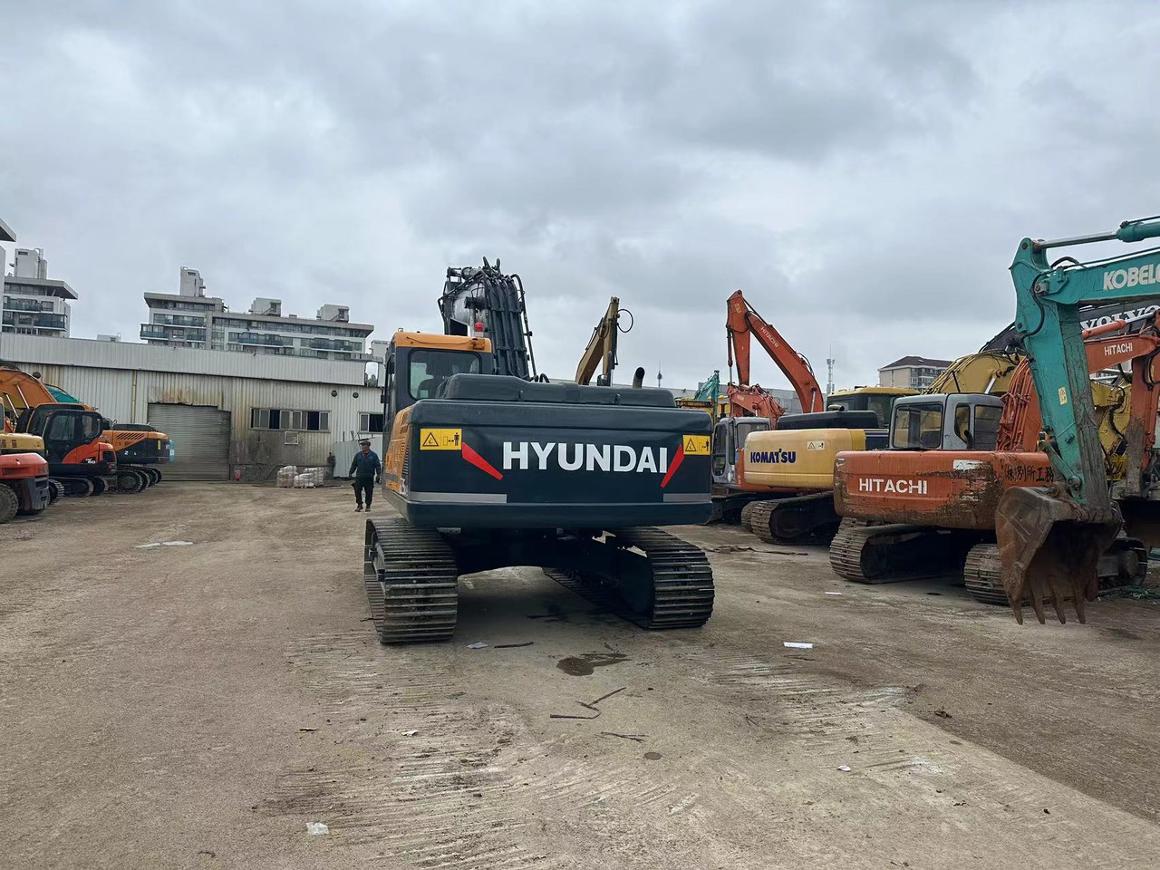 HYUNDAI 225LC-9T - Vikšrinis ekskavatorius: foto 4 HYUNDAI 225LC-9T - Vikšrinis ekskavatorius: foto 4