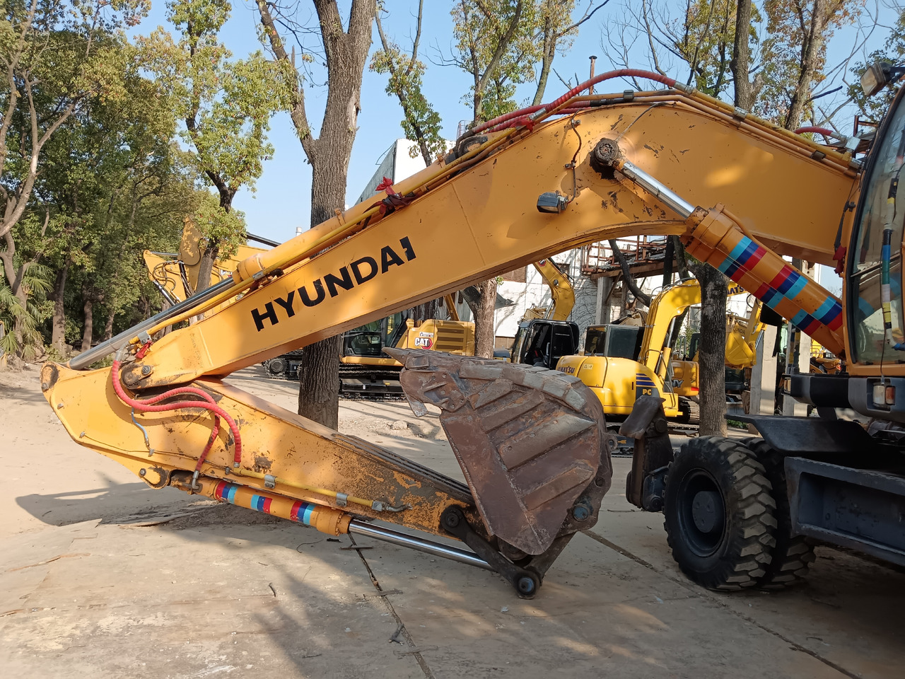 HYUNDAI R210W-9 - Ratinis ekskavatorius: foto 5 HYUNDAI R210W-9 - Ratinis ekskavatorius: foto 5