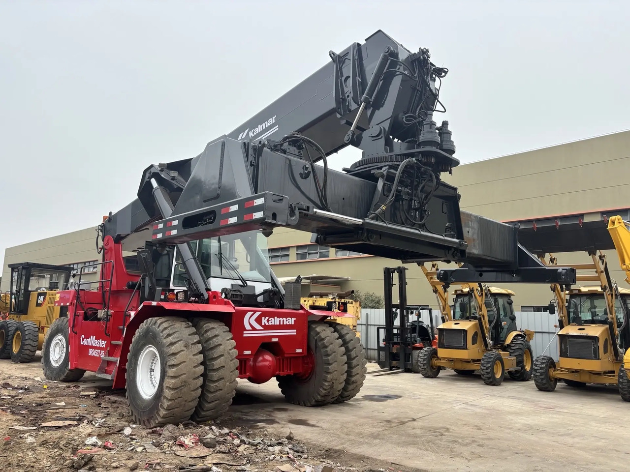 KALMAR DRS 4527 - S5 DRF450 DRT 450 45TON CONTAINER HANDLER - Stelažų krautuvas: foto 2 KALMAR DRS 4527 - S5 DRF450 DRT 450 45TON CONTAINER HANDLER - Stelažų krautuvas: foto 2