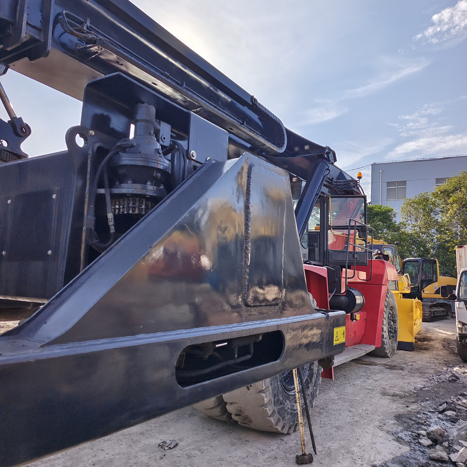 KALMAR DRT450 - Stelažų krautuvas: foto 5 KALMAR DRT450 - Stelažų krautuvas: foto 5