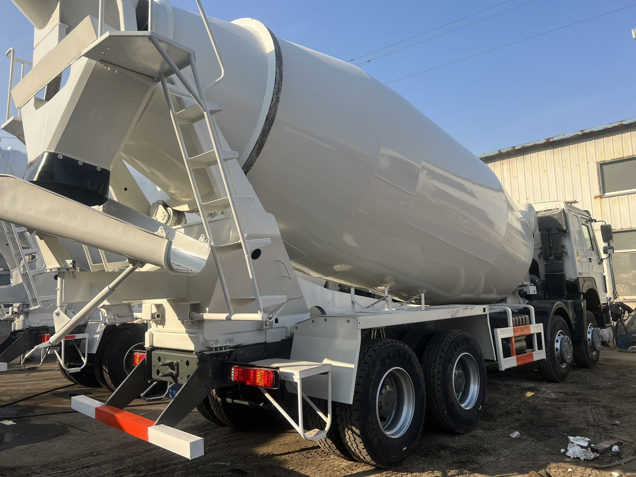 SINOTRUK HOWO 371 8X4 16 Cubic Meter SINOTRUK Howo Concrete Mixer Truck - Betono maišyklė: foto 2 SINOTRUK HOWO 371 8X4 16 Cubic Meter SINOTRUK Howo Concrete Mixer Truck - Betono maišyklė: foto 2