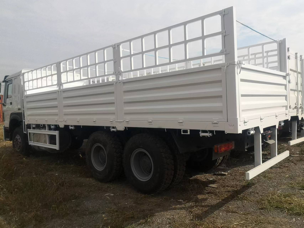 SINOTRUK HOWO LIVESTOCK DUMP TRUCK WITH FENCE - Savivartis sunkvežimis: foto 3 SINOTRUK HOWO LIVESTOCK DUMP TRUCK WITH FENCE - Savivartis sunkvežimis: foto 3