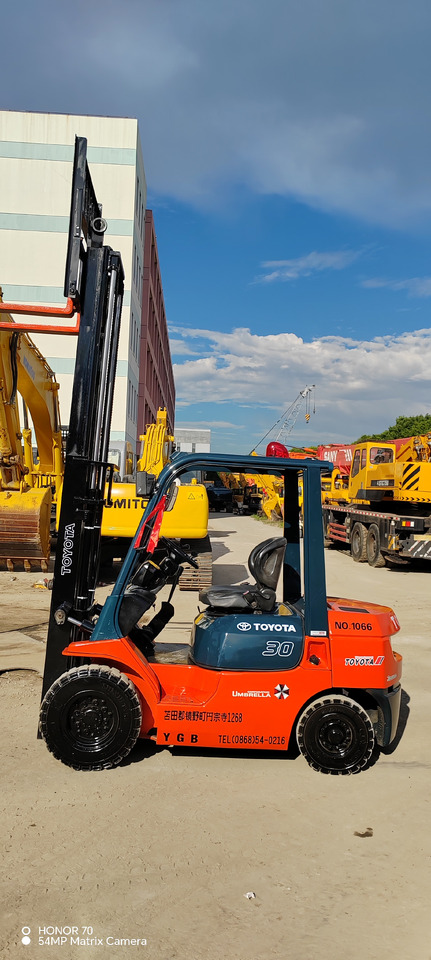 TOYOTA FD30 - Dyzelinis krautuvas: foto 1 TOYOTA FD30 - Dyzelinis krautuvas: foto 1