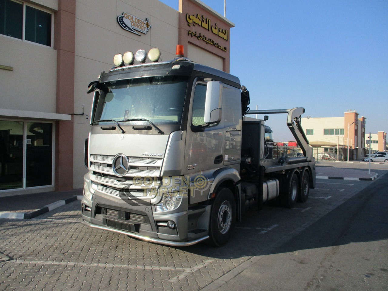 MERCEDES-BENZ 2642 6×2 DOUBLE SKIP LOADER with HIAB Crane - Nuožulnaus pakėlimo ant platformos sunkvežimis: foto 2 MERCEDES-BENZ 2642 6×2 DOUBLE SKIP LOADER with HIAB Crane - Nuožulnaus pakėlimo ant platformos sunkvežimis: foto 2