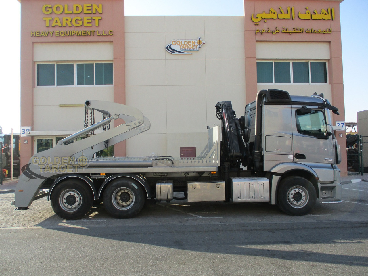 MERCEDES-BENZ 2642 6×2 DOUBLE SKIP LOADER with HIAB Crane - Nuožulnaus pakėlimo ant platformos sunkvežimis: foto 5 MERCEDES-BENZ 2642 6×2 DOUBLE SKIP LOADER with HIAB Crane - Nuožulnaus pakėlimo ant platformos sunkvežimis: foto 5