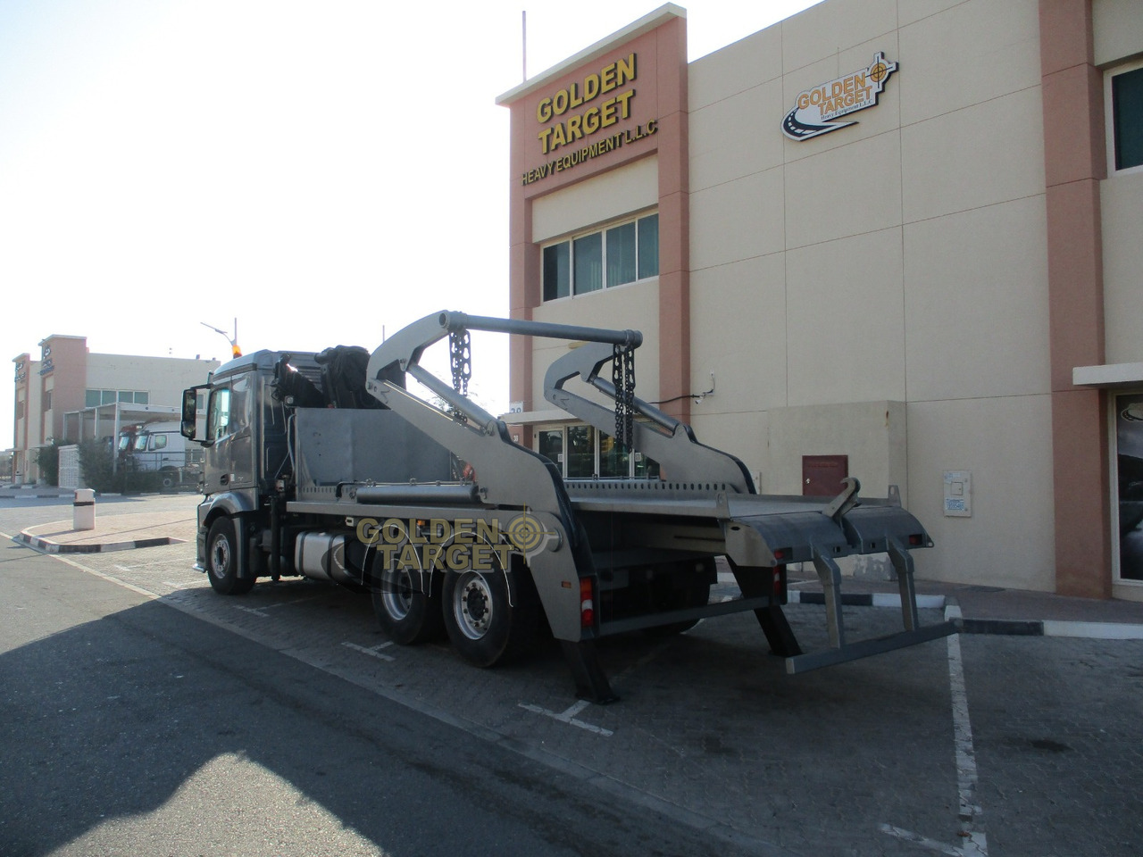 MERCEDES-BENZ 2642 6×2 DOUBLE SKIP LOADER with HIAB Crane - Nuožulnaus pakėlimo ant platformos sunkvežimis: foto 4 MERCEDES-BENZ 2642 6×2 DOUBLE SKIP LOADER with HIAB Crane - Nuožulnaus pakėlimo ant platformos sunkvežimis: foto 4