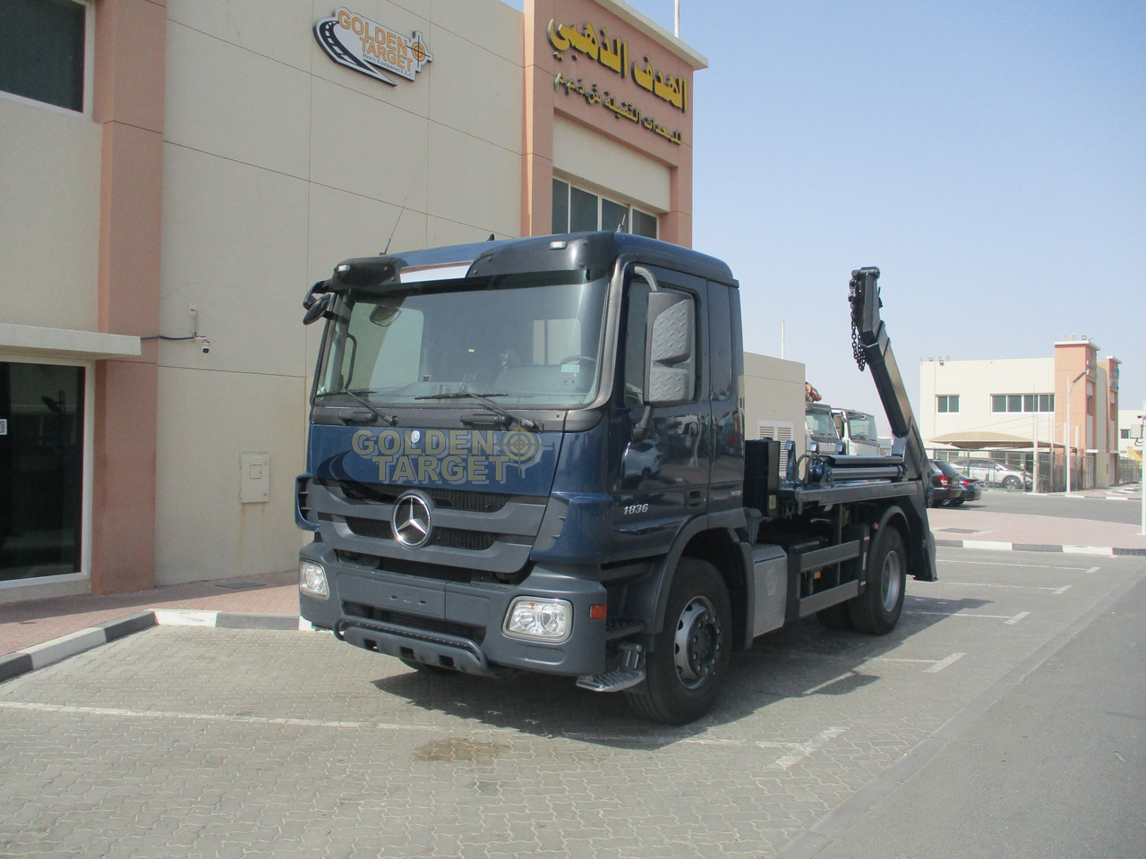 MERCEDES-BENZ Actros 1836 4x2 Skip Loader - Nuožulnaus pakėlimo ant platformos sunkvežimis: foto 2 MERCEDES-BENZ Actros 1836 4x2 Skip Loader - Nuožulnaus pakėlimo ant platformos sunkvežimis: foto 2