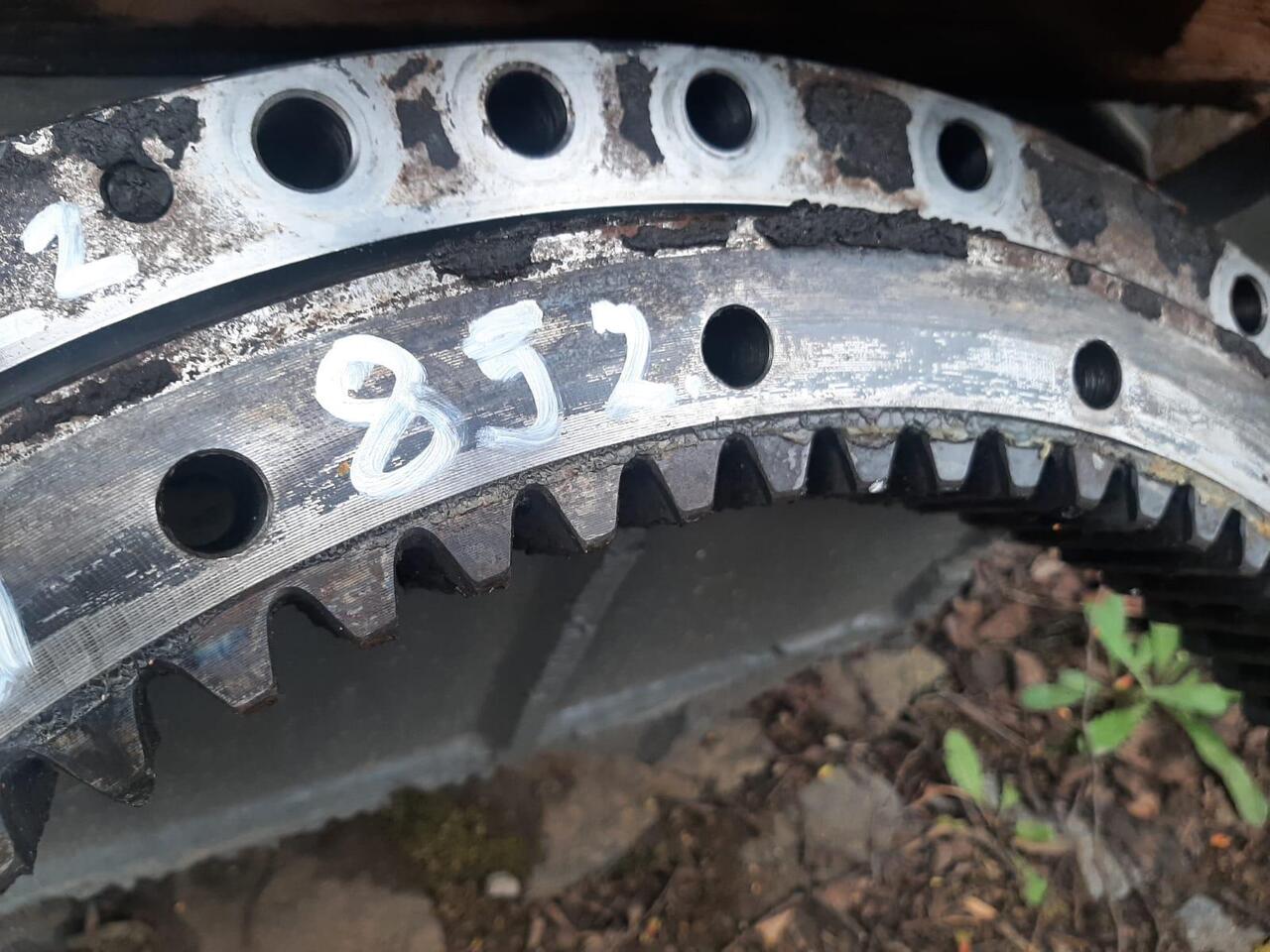 Hitachi EX 40 - Pasukimo žiedas - Statybinė technika: foto 3 Hitachi EX 40 - Pasukimo žiedas - Statybinė technika: foto 3