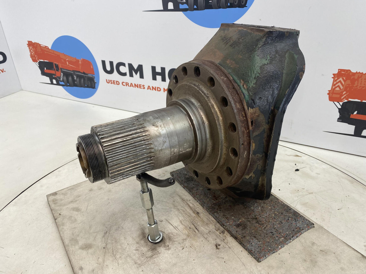 FAUN ATF 30 Steering knuckle 16 holes axle 1 - Stupica - Autokranas: foto 1 FAUN ATF 30 Steering knuckle 16 holes axle 1 - Stupica - Autokranas: foto 1