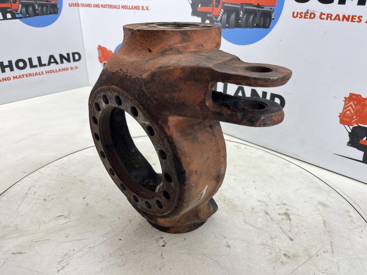 FAUN RTF 50 Steering knuckle 16 holes axle 1 left - Stupica - Kranas: foto 1 FAUN RTF 50 Steering knuckle 16 holes axle 1 left - Stupica - Kranas: foto 1