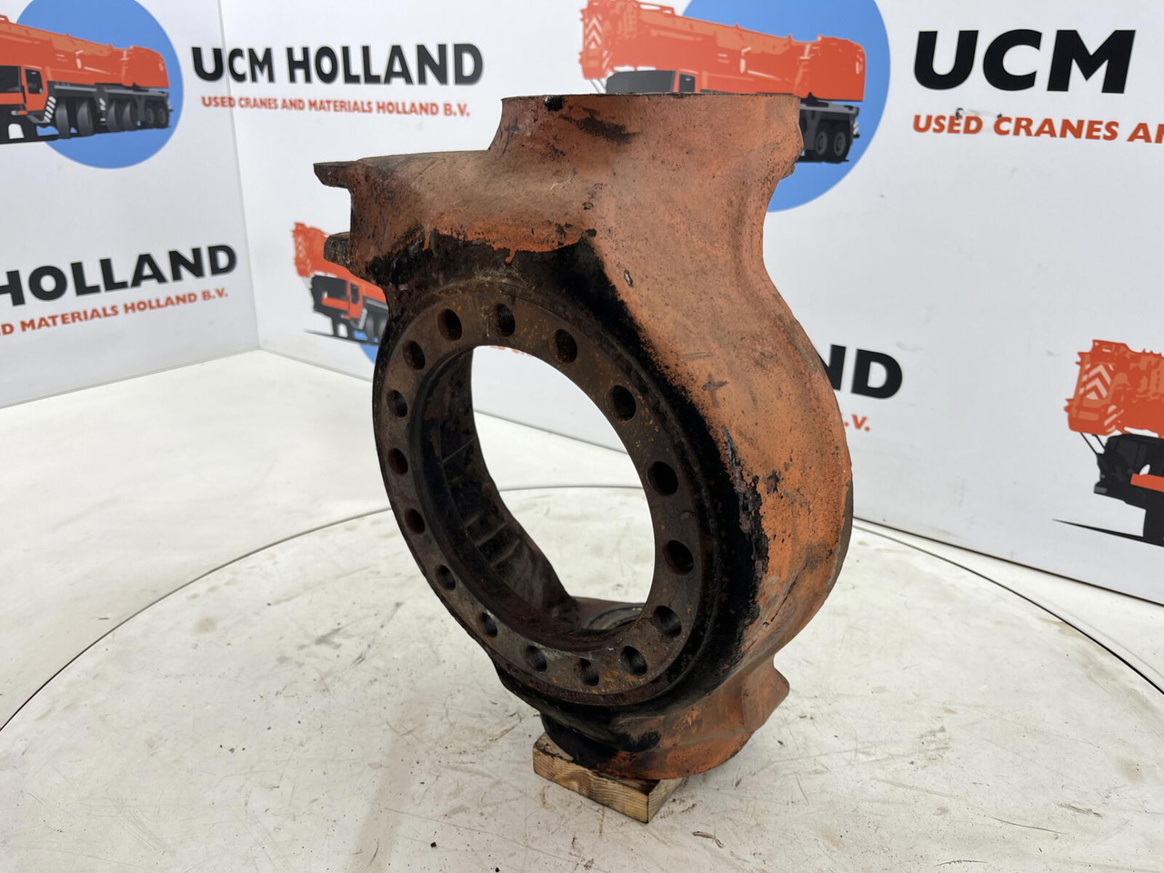 FAUN RTF 50 Steering knuckle 16 holes axle 1 right - Stupica - Autokranas: foto 1 FAUN RTF 50 Steering knuckle 16 holes axle 1 right - Stupica - Autokranas: foto 1
