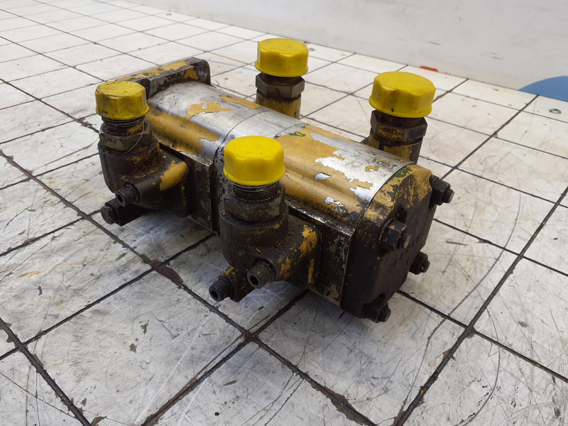 Grove AT 880 dual gear pump - Hidraulinis siurblys - Kranas: foto 1 Grove AT 880 dual gear pump - Hidraulinis siurblys - Kranas: foto 1