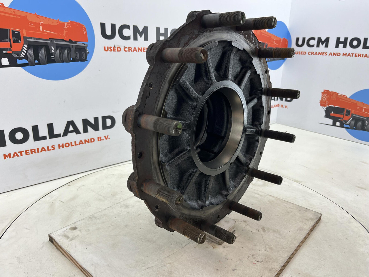 Grove GMK Megatrak wheel hub - Stebulė - Kranas: foto 2 Grove GMK Megatrak wheel hub - Stebulė - Kranas: foto 2